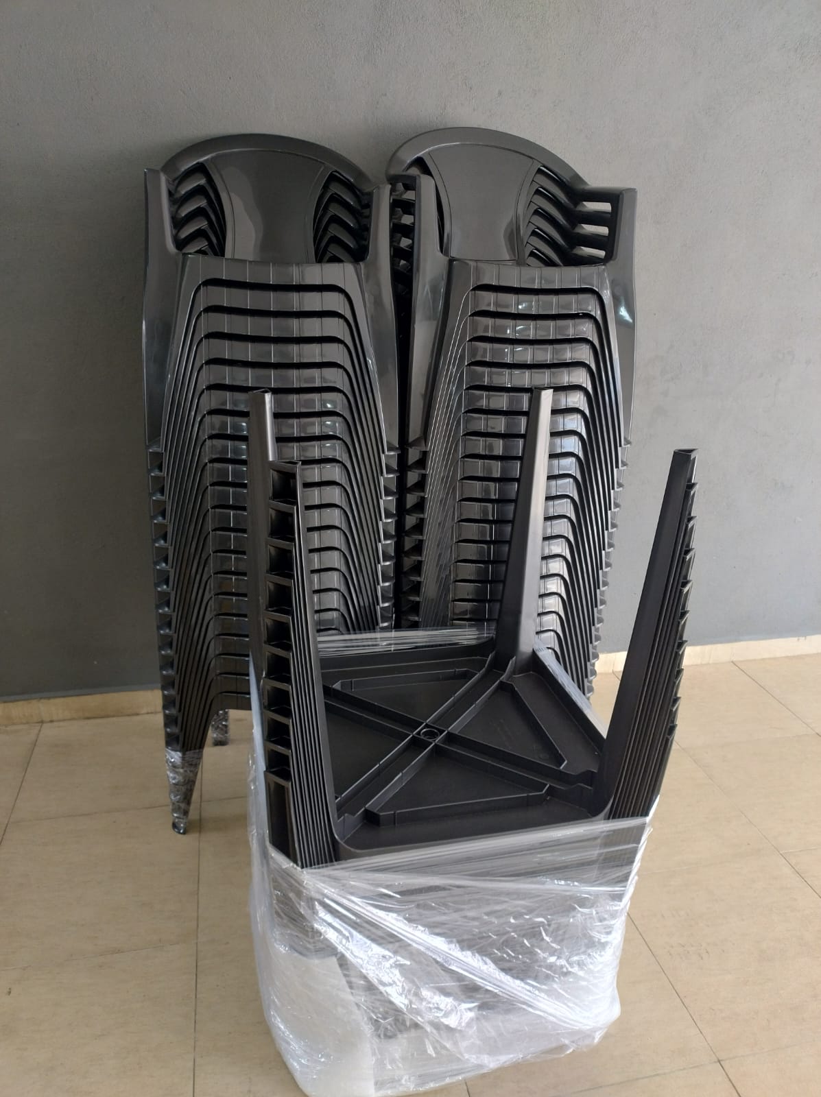 Conjunto 1 Mesa e 4 Cadeiras Poltronas Preto - Image 4